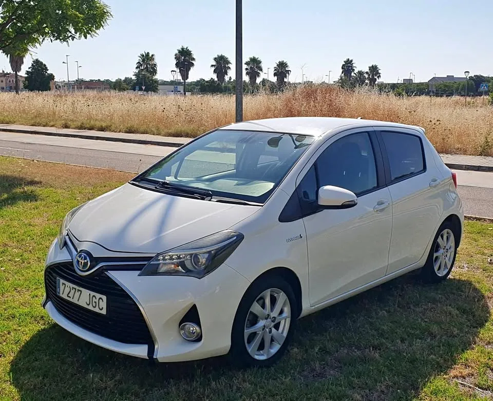 TOYOTA Yaris / 2015 / Automático / HYBRIDO Híbrido